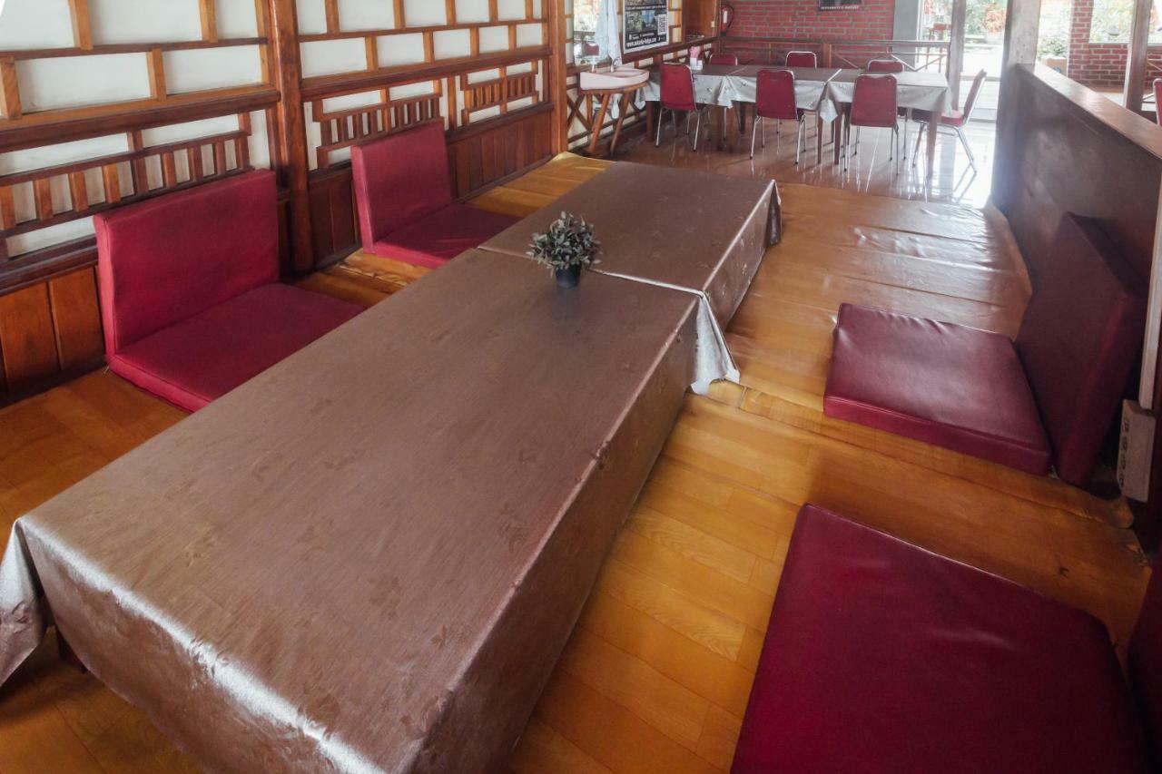 Vaccinated Staff - OYO 1300 Crecia Guest House Hatu Exterior foto