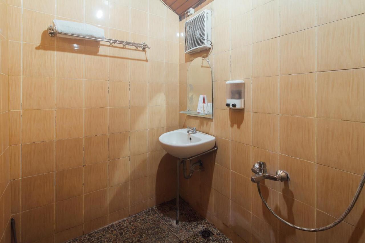 Vaccinated Staff - OYO 1300 Crecia Guest House Hatu Exterior foto