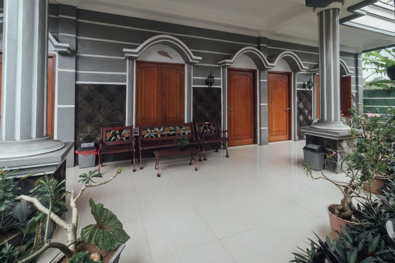Vaccinated Staff - OYO 1300 Crecia Guest House Hatu Exterior foto